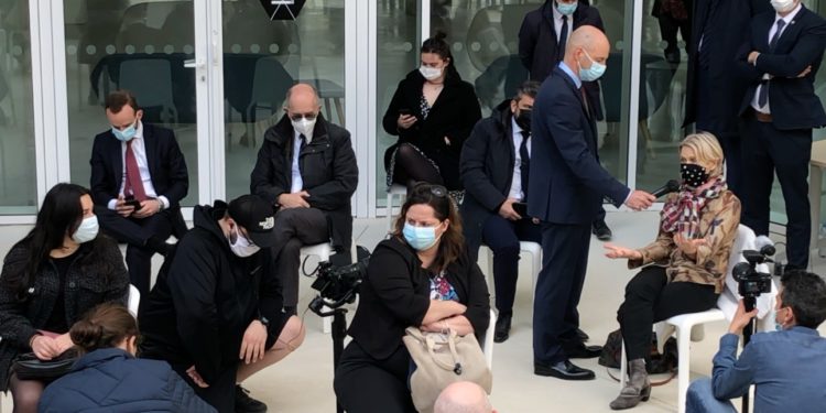 Macha Makeïeff prend la parole vendredi 5 mars pour proposer de lancer Le Quai des étudiants à La Criée (Crédit Gomet'/JFE).