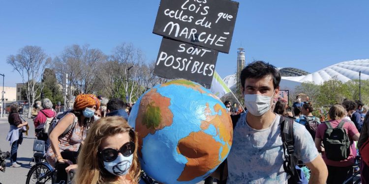 Dans la marche pour une loi climat dimanche 28 mars à Marseille (Crédit : Rémi Liogier).