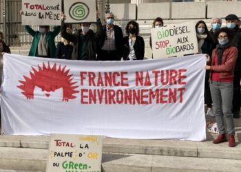 Les ONG se sont réunies devant le palais de justice de Marseille juste avant l'audience du tribunal administratif (Crédit RM)