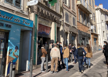 La mairie de Marseille est propriétaire de nombreux immeubles à l'abandon comme celui-ci sur la place de Lenche (Crédit RM)