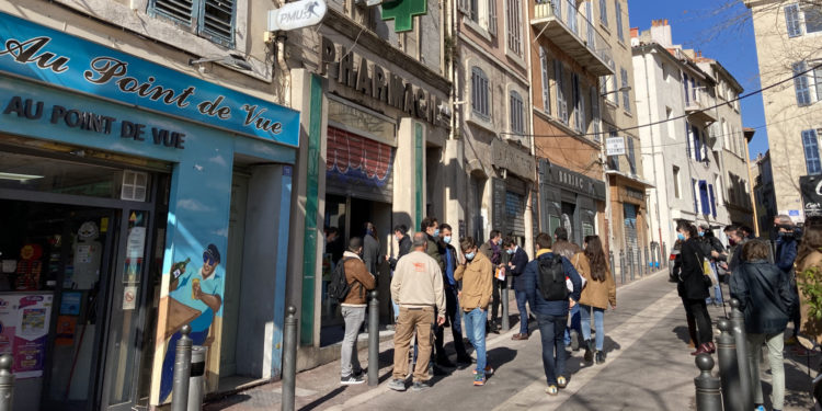 La mairie de Marseille est propriétaire de nombreux immeubles à l'abandon comme celui-ci sur la place de Lenche (Crédit RM)