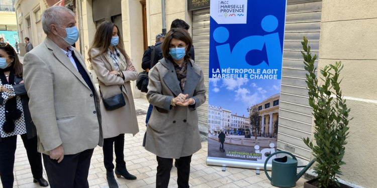 Ici, rue Venture, Martine Vassal a symboliquement planté un arbre pour illustrer sa volonté d’embellir le centre-ville de Marseille (Crédit RM)