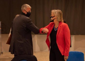 Sophie Cluzel au premier jour de sa campagne pour les régionales avec Jean-Pierre Serrus, le maire LREM de La Roque d'Anthéron (crédit @SCluzelPaca2021)