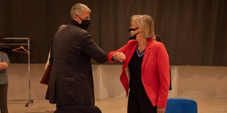 Sophie Cluzel au premier jour de sa campagne pour les régionales avec Jean-Pierre Serrus, le maire LREM de La Roque d'Anthéron (crédit @SCluzelPaca2021)