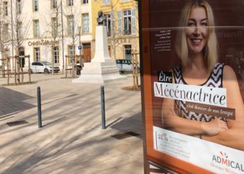 Une affiche d'Admical pour la promotion du mécénat de compétences sur un kiosque à Aix-en-Provence en mars 2021 (Crédit Gomet'/JFE).