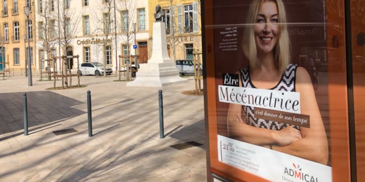 Une affiche d'Admical pour la promotion du mécénat de compétences sur un kiosque à Aix-en-Provence en mars 2021 (Crédit Gomet'/JFE).