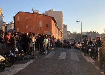 Dans le quartier St-Victor dans le 7e arrondissement de Marseille, haut-lieu des apéros au couchant en extérieur (Crédit Gomet').