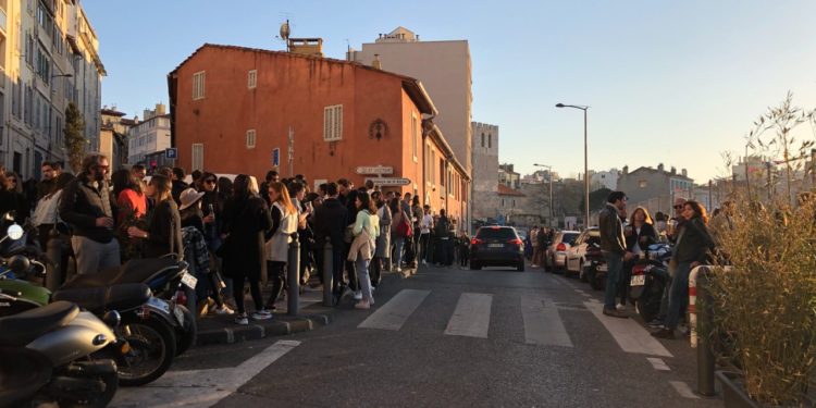 Dans le quartier St-Victor dans le 7e arrondissement de Marseille, haut-lieu des apéros au couchant en extérieur (Crédit Gomet').