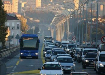 La première voie de bus sur autoroute a été installée vers Marseille jusqu'à l'entrée Saint-Charles en 2013 (Archives Gomet')