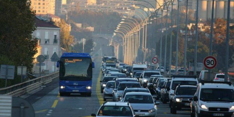 La première voie de bus sur autoroute a été installée vers Marseille jusqu'à l'entrée Saint-Charles en 2013 (Archives Gomet')