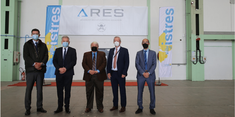 François Bernardini, maire d’Istres, entouré, de gauche à droite d'Olivier de Cernon, directeur général adjoint d'Ares, Alain Bernardet conseiller municipal délégué au développement du pôle aéronautique, Bertrand Lucereau Président d'Ares et Emmanuel Pasqualini, directeur général d'Ares. (Crédit : Ville d’Istres)