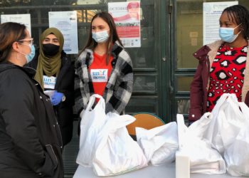 Face aux difficultés des étudiants (ici distribution de colis à St Jérôme à l'automne 2020) les initiatives de solidarité se multiplient (Crédit archives Gomet').