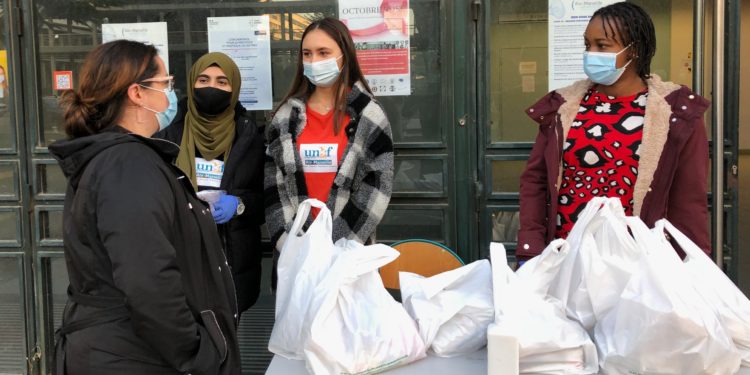 Face aux difficultés des étudiants (ici distribution de colis à St Jérôme à l'automne 2020) les initiatives de solidarité se multiplient (Crédit archives Gomet').