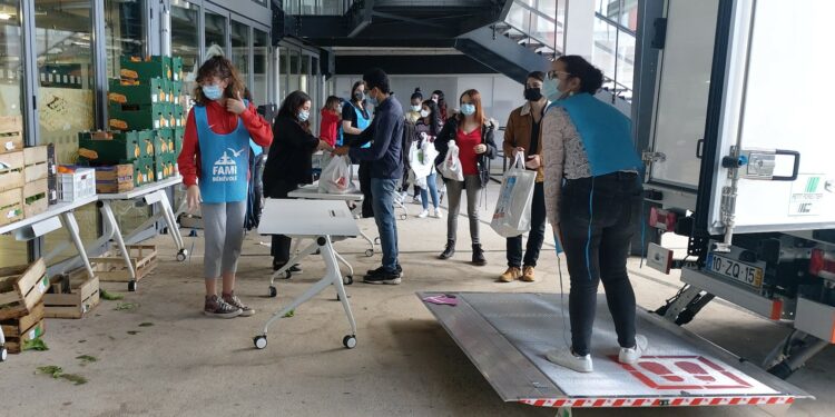 Distribution de produits alimentaires par la Fami à Aix en novembre 2020 (Crédit Gomet')