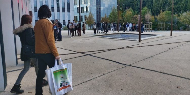 Les étudiants sont durement éprouvés par la crise du Covid. Ici distribution de colis alimentaires sur le campus d'Aix (Crédit Gomet'/LR).