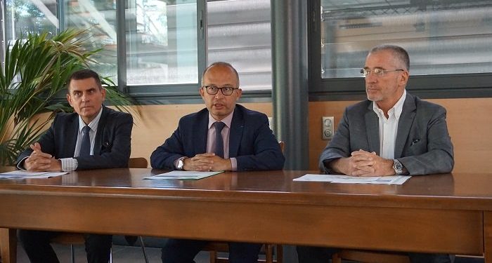 De gauche à droite : Jean-Yves Miaux, le directeur général de la Soléam, Lionel Royer-Perreaut, le nouveau président de la Soleam et son prédécesseur Gérard Chenoz, côte à côte en 2016(Crédit RM)