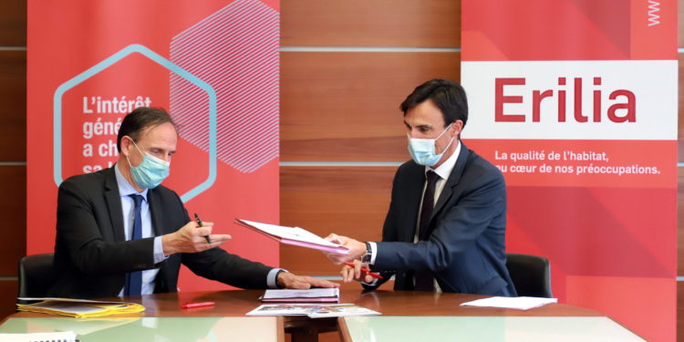 Olivier Sichel, le directeur général de la Banque des territoires (à gauche) à côté de Frédéric Lavergne le directeur général d'Erilia lors de la signature (Crédit Robert Poulain/ Erilia)