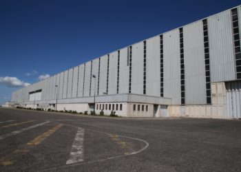Le Hangar Mercure, ancien hall d'assemblage de Dassault, est toujours à moitié vide (Crédit SEM Pole aéronautique Istres)