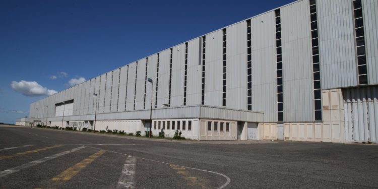 Le Hangar Mercure, ancien hall d'assemblage de Dassault, est toujours à moitié vide (Crédit SEM Pole aéronautique Istres)