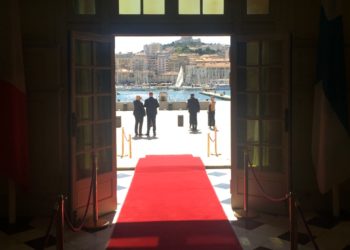 Tapis rouge devant l'hôtel de ville de Marseille (archives Gomet').