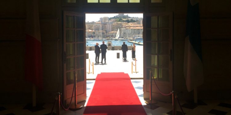 Tapis rouge devant l'hôtel de ville de Marseille (archives Gomet').