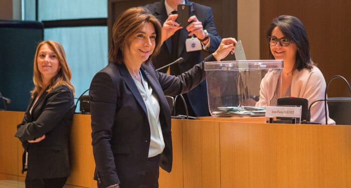 Martine Vassal lors de son élection à la présidence du Département au printemps 2015. Sabine Bernasconi (à gauche) et Marine Pustorino (à droite) sont à nouveau présentes sur les listes LR en 2021 (Crédit Gomet'/JYD).