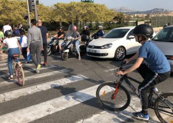 Piétons et cyclistes "sous surveillance" des deux-roues et et automobiles à Marseille samedi 3 avril 2021 (Crédit Gomet'/JFE).