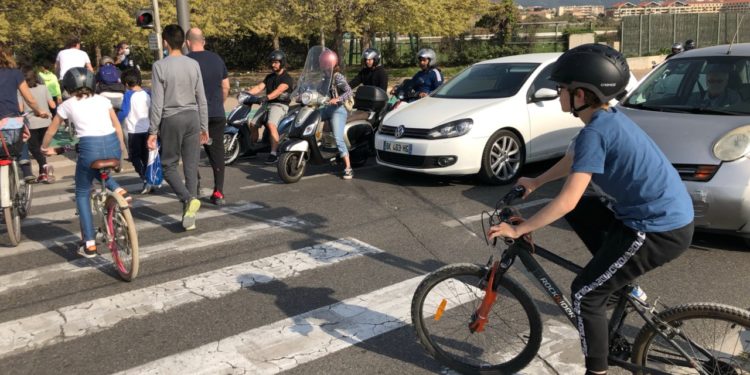 Piétons et cyclistes "sous surveillance" des deux-roues et et automobiles à Marseille samedi 3 avril 2021 (Crédit Gomet'/JFE).
