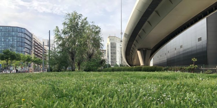 Un point de verdure entre viaduc et building dans le quartier d'Euroméditerranée (Crédit Gomet'/JFE).