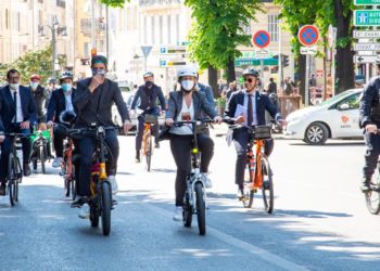 La ministre Barbara Pompili rejoint en vélo le QG dans le centre-ville de Marseille (Crédit JYD/Gomet').