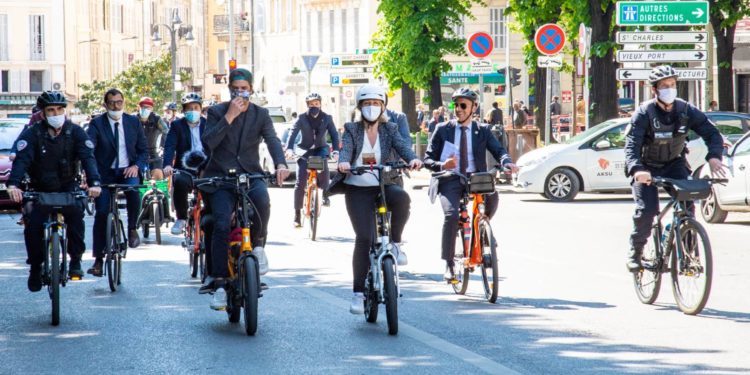 La ministre Barbara Pompili rejoint en vélo le QG dans le centre-ville de Marseille (Crédit JYD/Gomet').