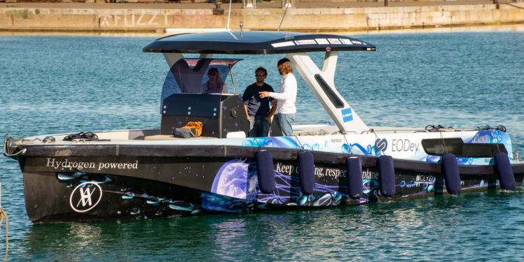 Le Hynova 40 The New Era est parti mercredi 26 mai de Marseille pour faire le tour de la Côte d'Azur pendant plus d'un mois (Crédit JYD)