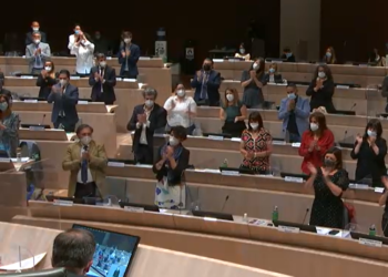 Les élus de la majorité ont offert une standing ovation au maire Benoît Payan à la fin de son discours sur le nouveau nom de l'école Ahmed Litim (Crédit DR)