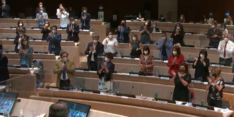 Les élus de la majorité ont offert une standing ovation au maire Benoît Payan à la fin de son discours sur le nouveau nom de l'école Ahmed Litim (Crédit DR)