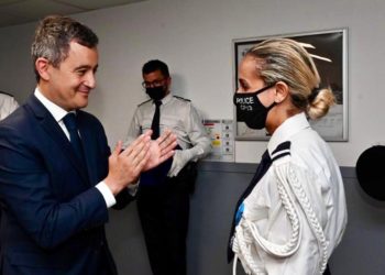 Gérald Darmanin a remis la médaille de lordre national du mérita à la cheffe du commissariat du 13ème arrondissement de Marseille (Crédit Twitter Gérald Darmanin)