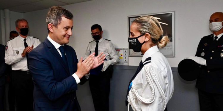 Gérald Darmanin a remis la médaille de lordre national du mérita à la cheffe du commissariat du 13ème arrondissement de Marseille (Crédit Twitter Gérald Darmanin)