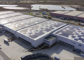 Urbasolar installe de nouveaux panneaux solaires sur les bâtiments logistiques du port de Marseille-Fos (Crédit Urbasolar)