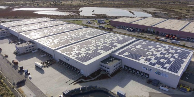 Urbasolar installe de nouveaux panneaux solaires sur les bâtiments logistiques du port de Marseille-Fos (Crédit Urbasolar)
