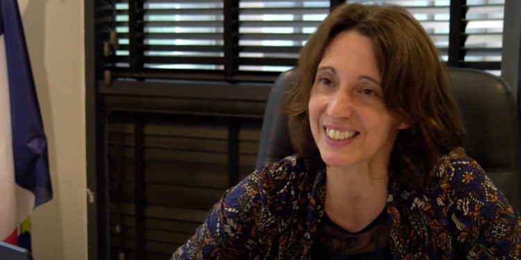 Sophie Camard dans son bureau à la mairie des 1er et 7e arrondissements (Crédit Gomet'/J.R-G)