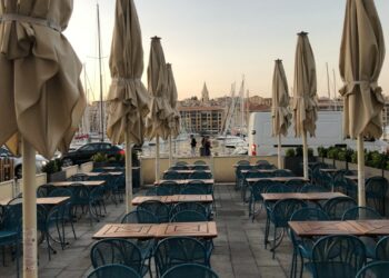 Une terrasse de café restaurant fermée à Marseille en septembre 2020 en raison de la crise sanitaire (Crédit Gomet'/JFE).