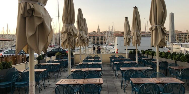 Une terrasse de café restaurant fermée à Marseille en septembre 2020 en raison de la crise sanitaire (Crédit Gomet'/JFE).