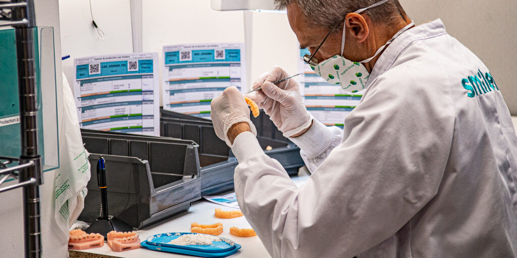 Un technicien Smilers finalise un moule d’aligneurs dans l’usine de Biotech Dental (Crédit JYD)