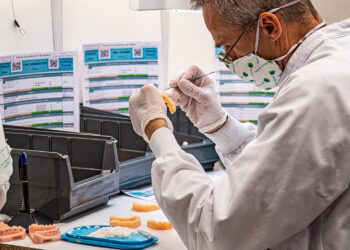 Un technicien Smilers finalise un moule d’aligneurs dans l’usine de Biotech Dental (Crédit JYD)