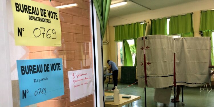 Dans un bureau de vote dimanche 21 juin 2021 à Marseille.