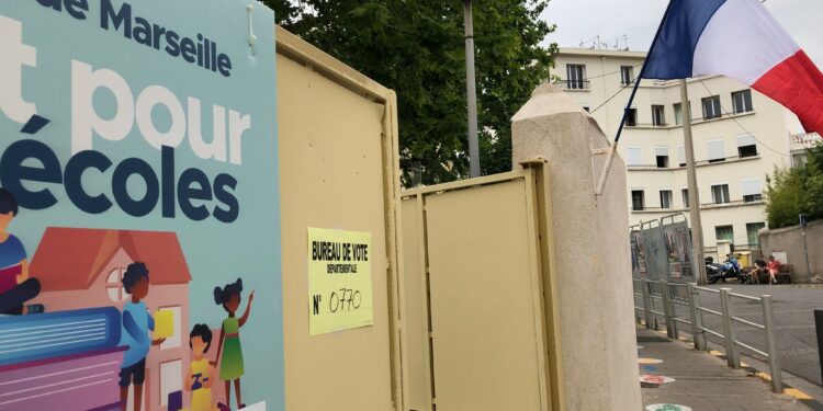 Devant un bureau de vote dimanche 20 juin 2021 à Marseille (Crédit Gomet'/JFE)