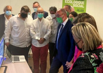 Jean-Laurent Felizia à son QG de campagne dimanche 20 juin 2021 consulte les résultats du 1er tour avec son équipe (Crédit DR)