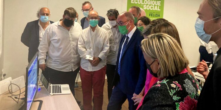 Jean-Laurent Felizia à son QG de campagne dimanche 20 juin 2021 consulte les résultats du 1er tour avec son équipe (Crédit DR)