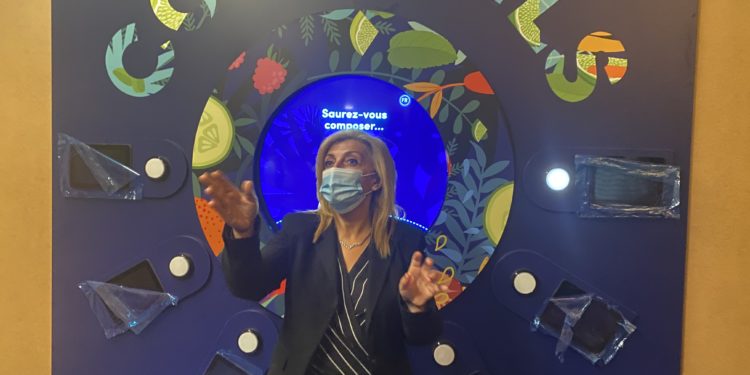 Marjorie Gauthier Deblaise, directrice du Mx, présente le jeu à cocktails (Crédit MG/Gomet')