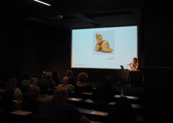 Karole Vail explique une des sculptures acquise par Peggy Guggenheim (Crédit: CC/Gomet')