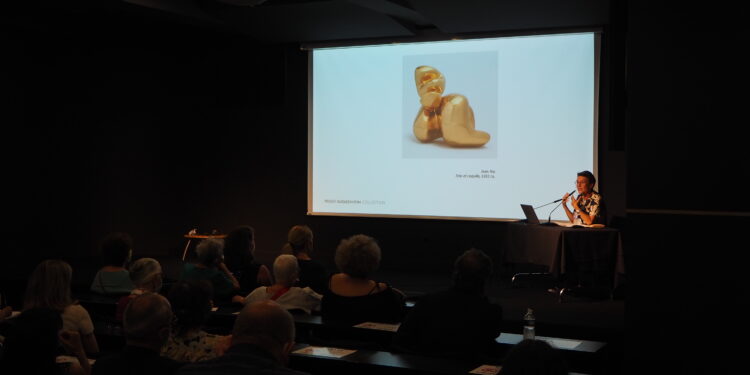 Karole Vail explique une des sculptures acquise par Peggy Guggenheim (Crédit: CC/Gomet')